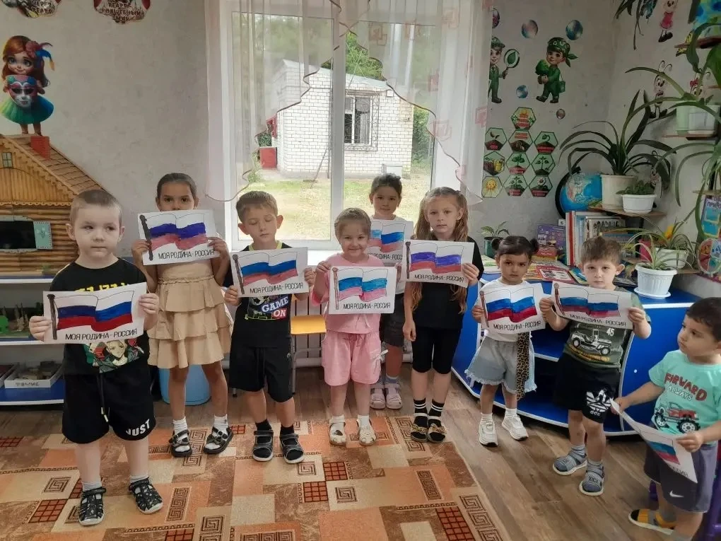 🥳В ходе празднования Дня России в нашем детском саду прошло занятие по рисованию.
