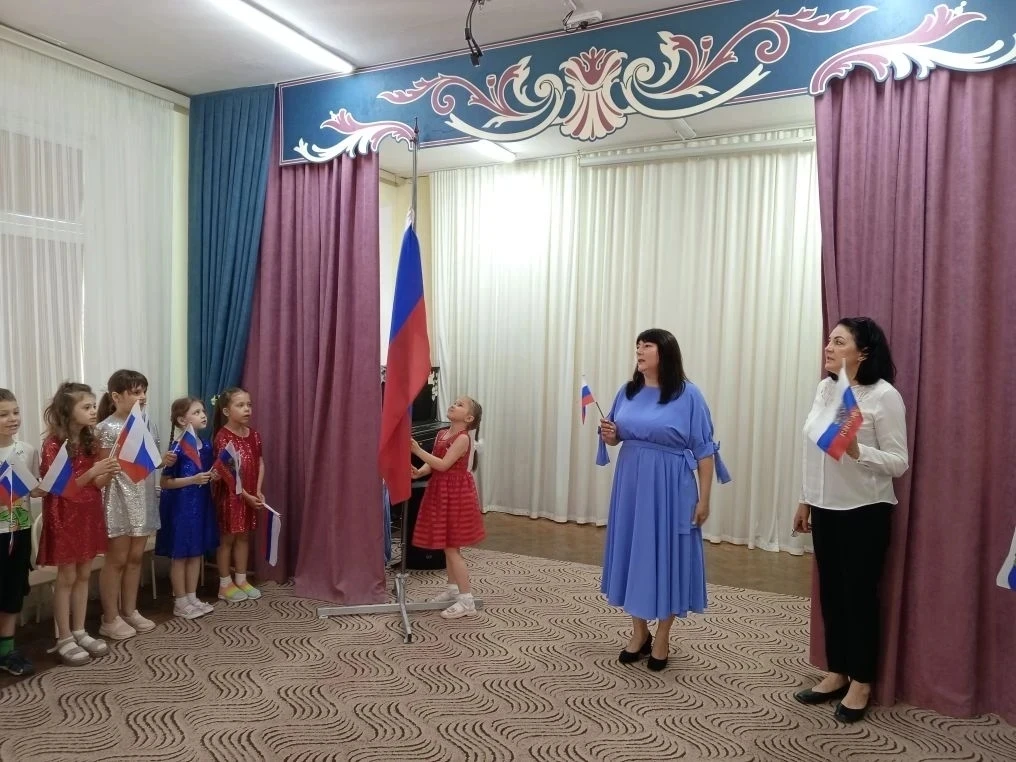 РУБРИКА: #ДеньРоссии_ds10🇷🇺
12 июня- День России. 
Нам праздники для радости даны, Мы знаем их не 