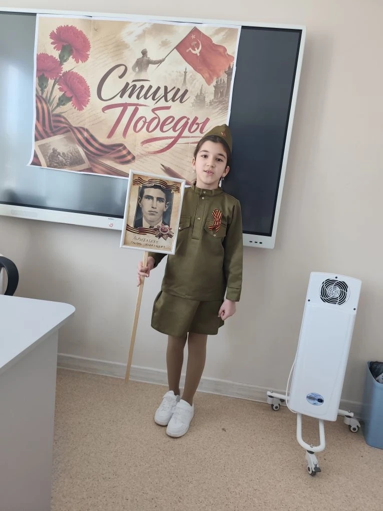📖 В канун Дня Победы советник директора по воспитанию провела школьную акцию «Стихи Победы».  🕯️ В у