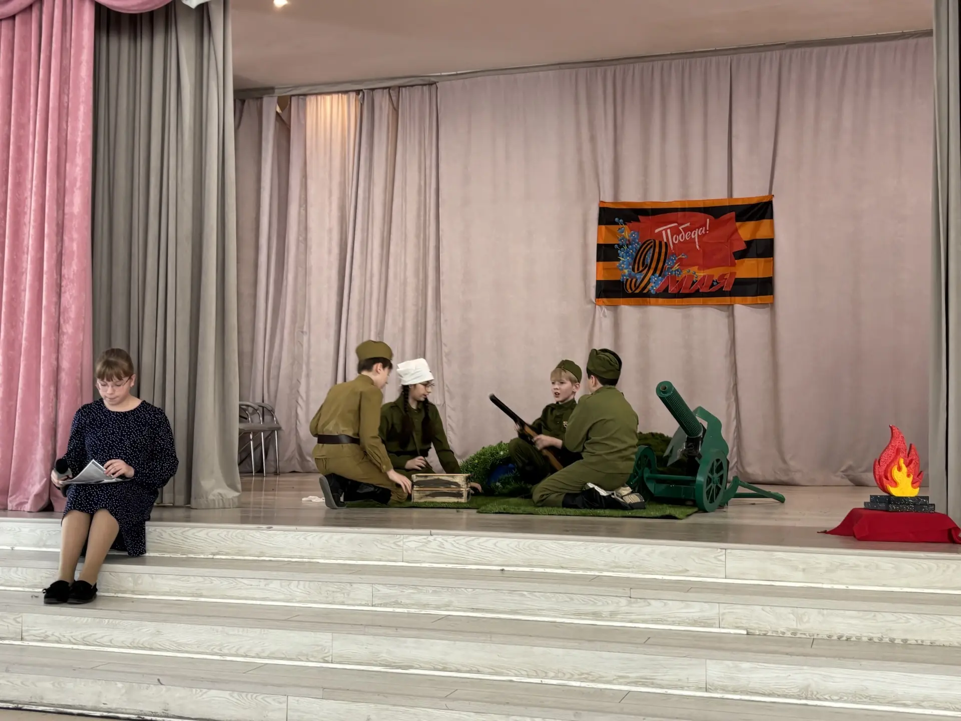 В школе №18 прошёл фестиваль военного театра: «Солдатик», «Зори» и крик души Тани Савичевой В МОУ СО