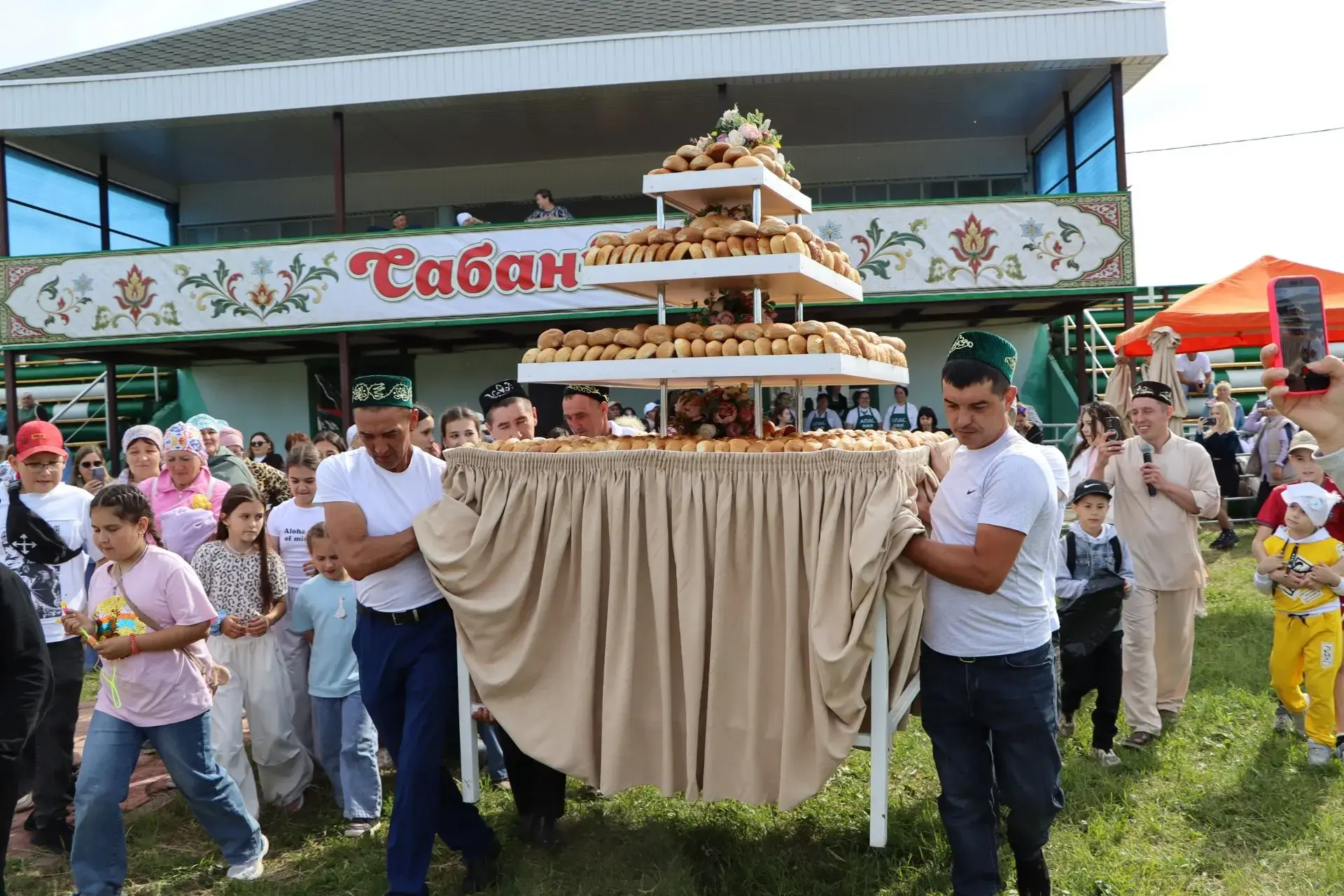 Апас Сабантуеның үзенчәлеге: Иделаръягы зонасында иң зур милли ризык пешерү!

Апас Сабантуеның кабат