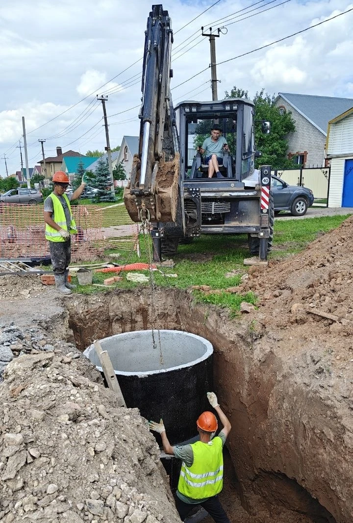 🚰 В микрорайоне Колосовка продолжают обновлять водопровод