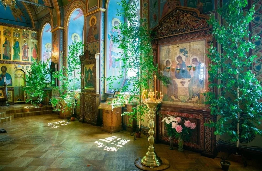 Сегодня в храме, один старичок поругал меня: не там стою или что-то в этом духе. Я извинился отошел.