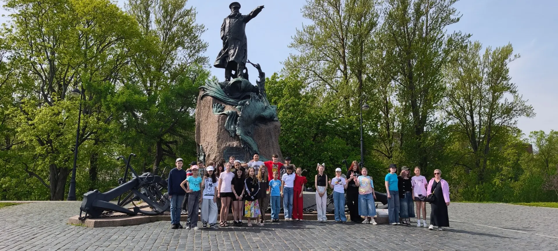 Сегодня у нас яркий день 💛
На фото класс 5.1 на экскурсии в Кронштадте 

Завтра заменяем наши привы