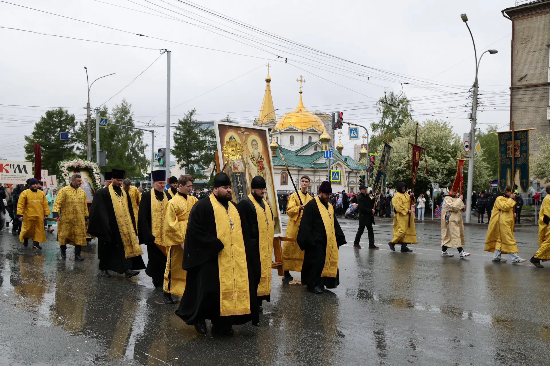 Сегодня по центральным улицам города прошел крестный ход в честь Дня памяти Святых равноапостольных 