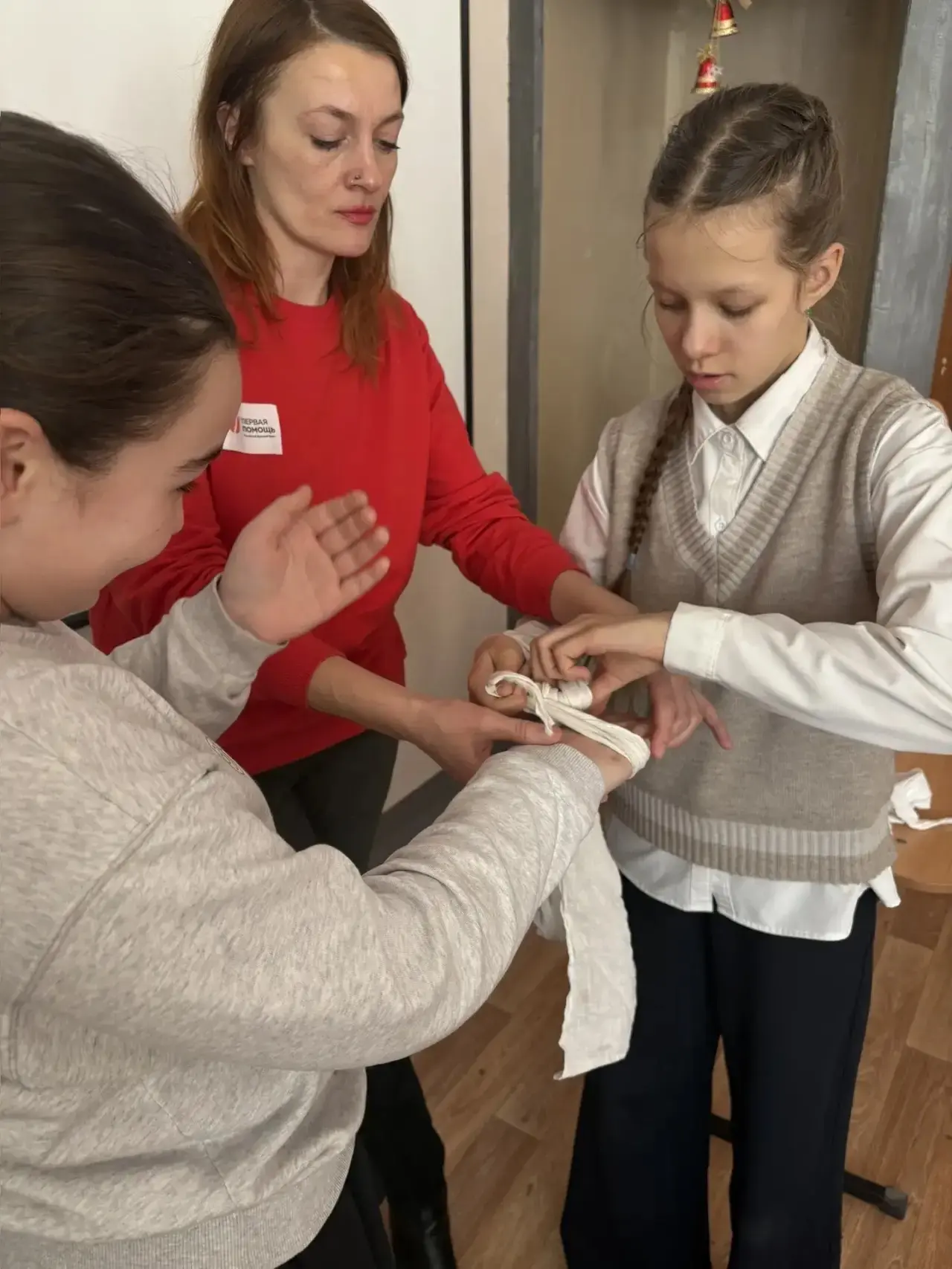 🚑 НЕ ПРОСТО УРОК, А ШКОЛА ЮНЫХ СПАСАТЕЛЕЙ!  Недавно в юнармейском отряде 5 «А» класса прошло крутое 
