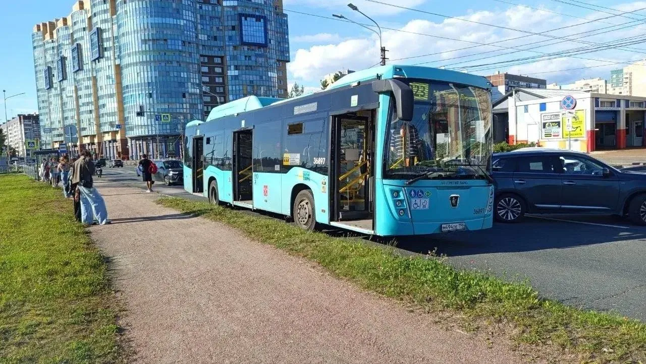 У Торгово-развлекательного центра Leo Mall произошло возгорание в двигателе автобуса.