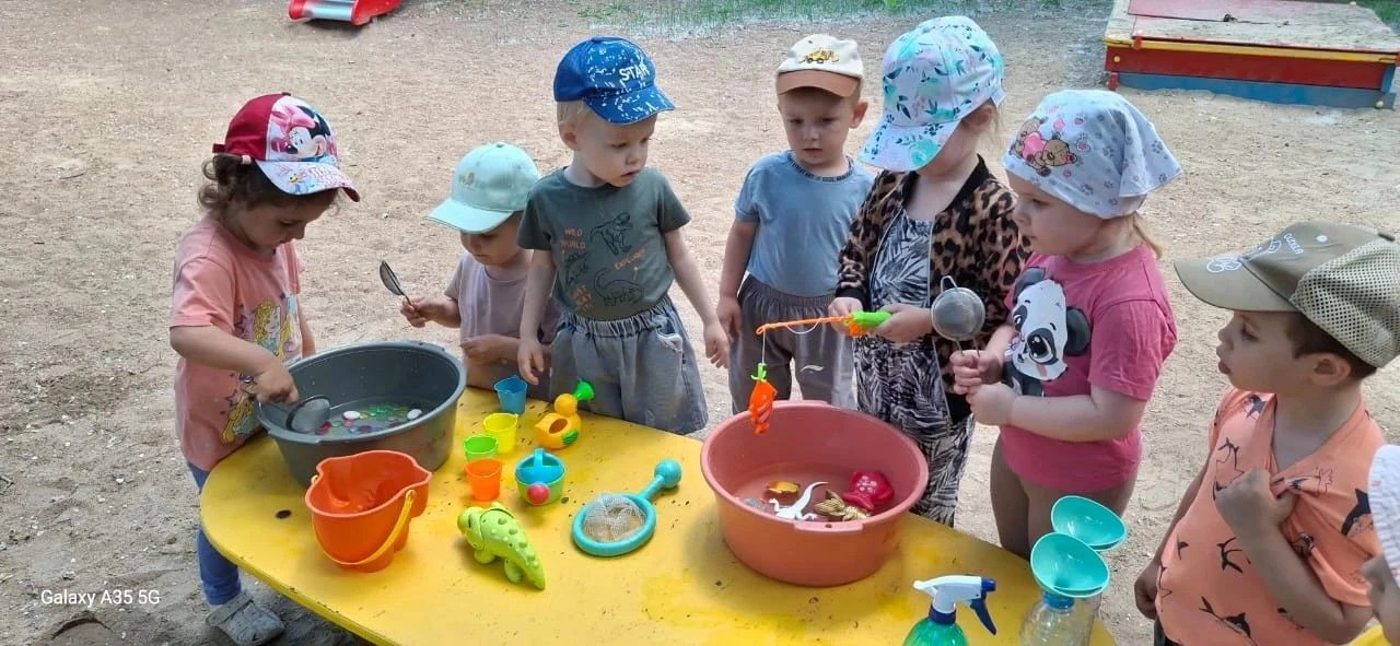 Накануне в младшей группе прошёл тематический день игр с водой 👶👧💧.
Игры с водой — любимое заняти