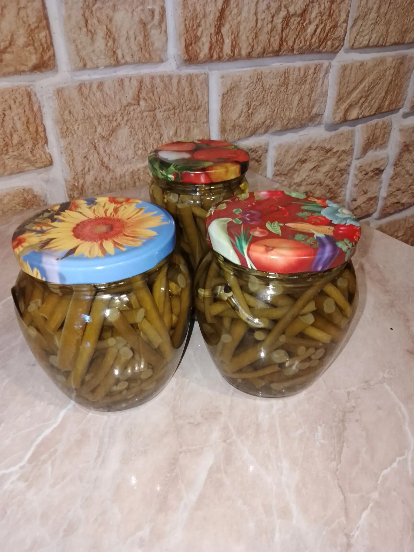 Маринованные стрелки чеснока .