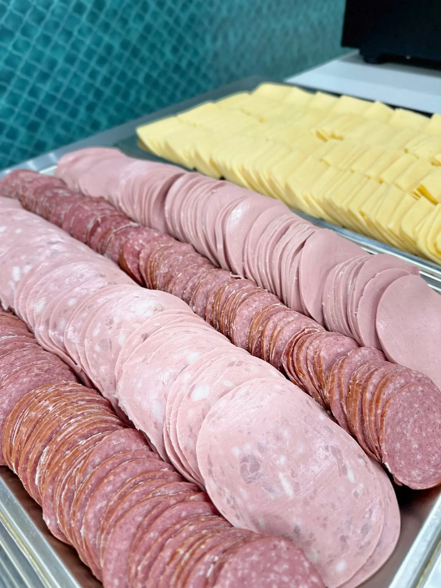 Уже совсем скоро можно будет проснуться и начать свое утро с вкусного завтрака в "Азовском"🍽  Ассорт
