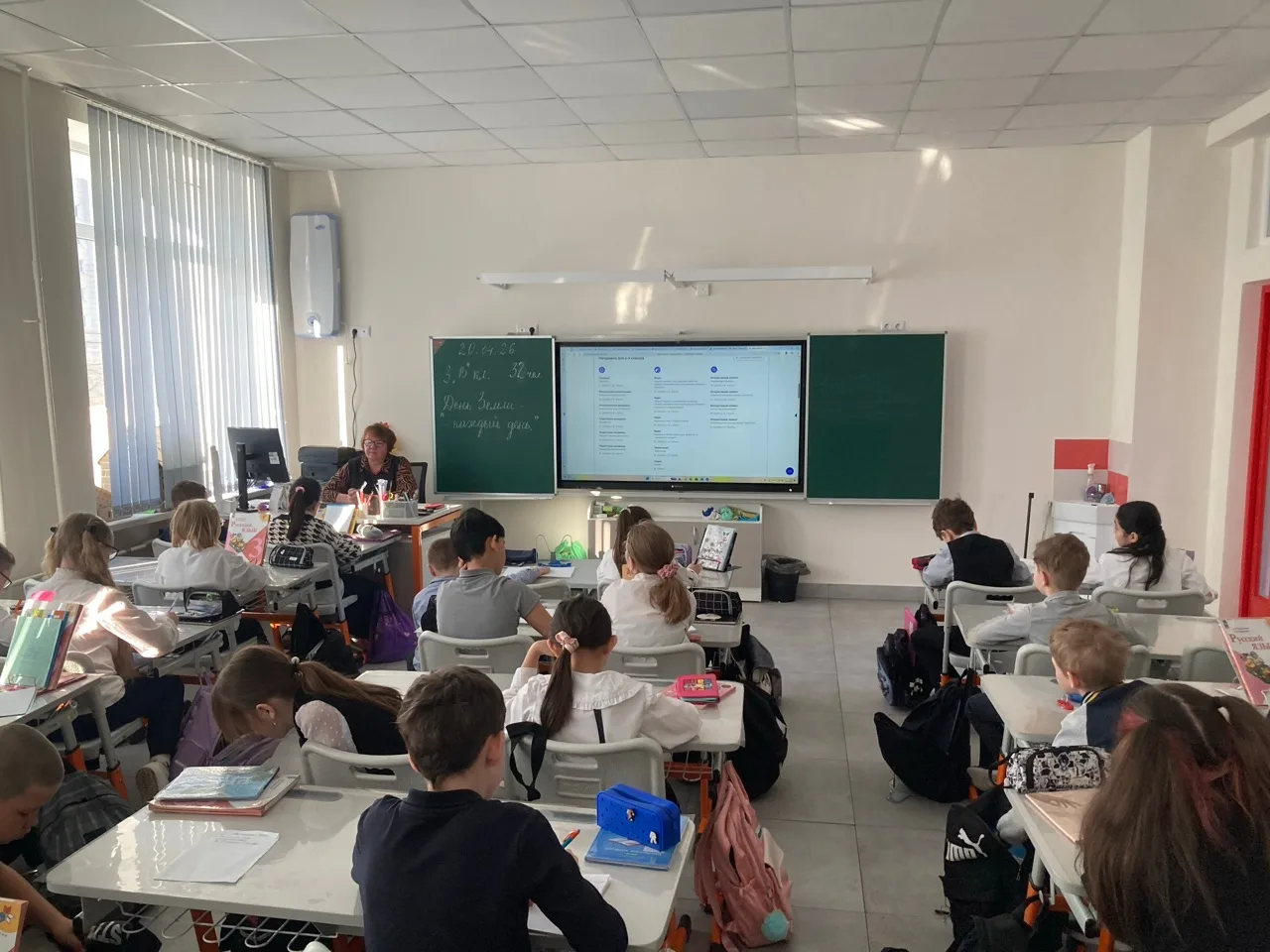 🌅Понедельник, 20 апреля — старт новой учебной недели!    Традиционно в 8.00 на школьном дворе зазвуч