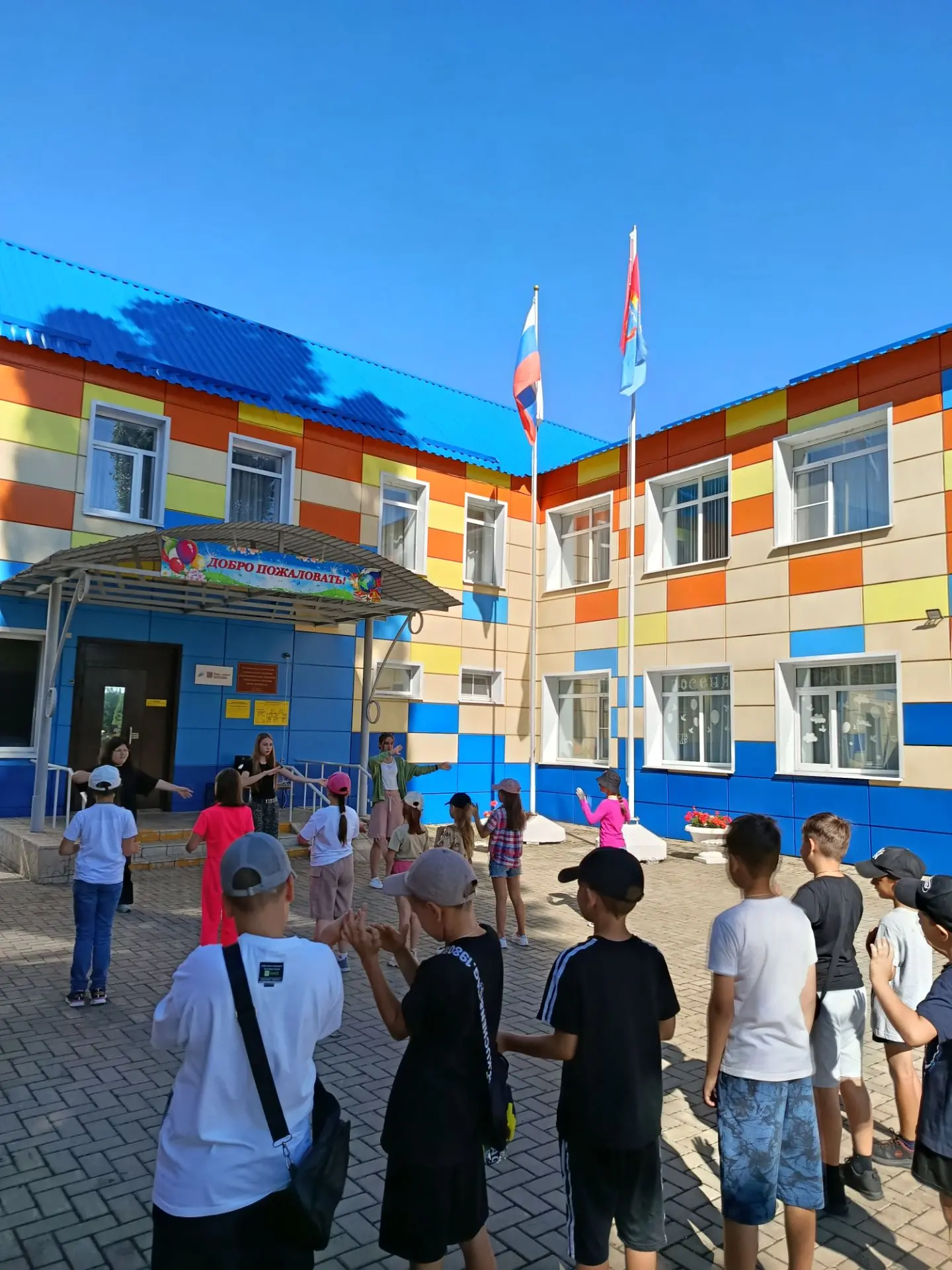 🎉 День в лагере «Звёздный»: бодро, полезно и очень сладко! 🎉

Утро началось с энергичной зарядки —
