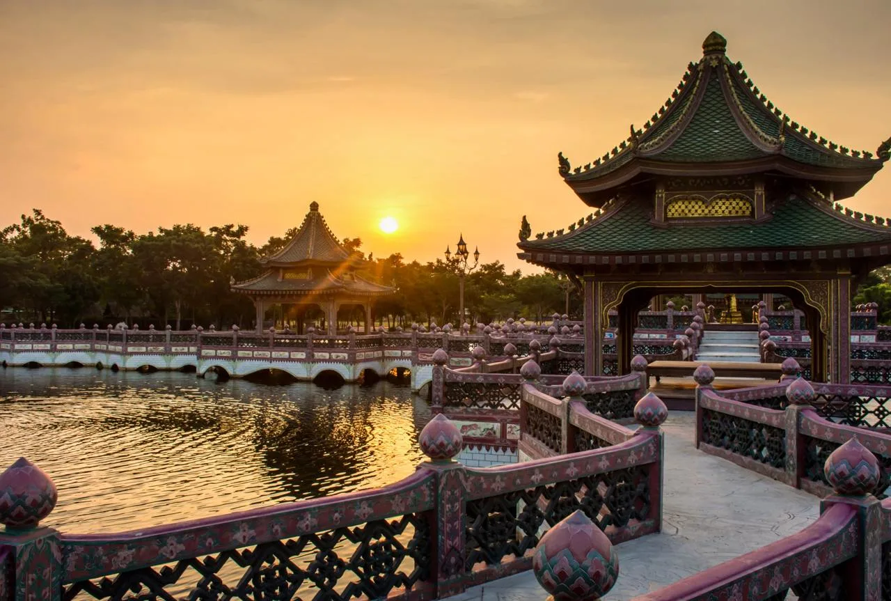 Летний дворец в Пекине, Китай 🇨🇳  🔹 Летний императорский дворец или парк Ихэюань - дворцово-парковый