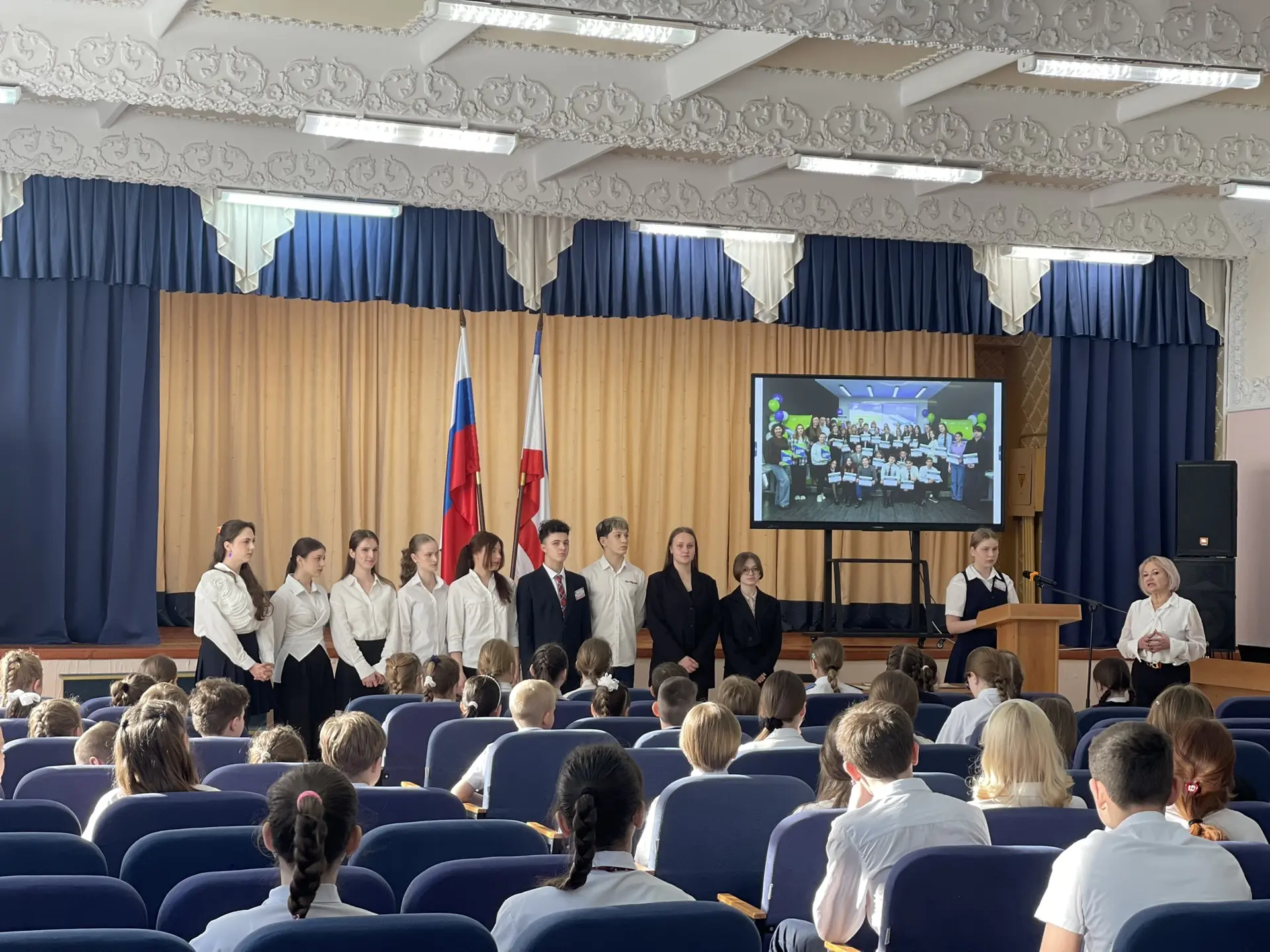 🇷🇺 Первый понедельник четвёртой учебной четверти начался с традиционной общешкольной линейки под Гос