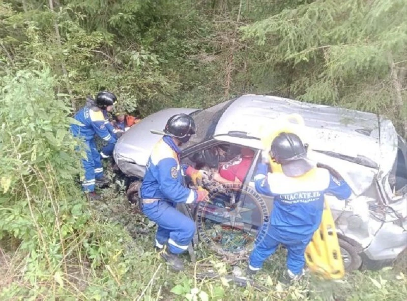 Hyundai попал в ДТП в Тосненском районе. Фото: «Аварийно-спасательная служба ЛО».
