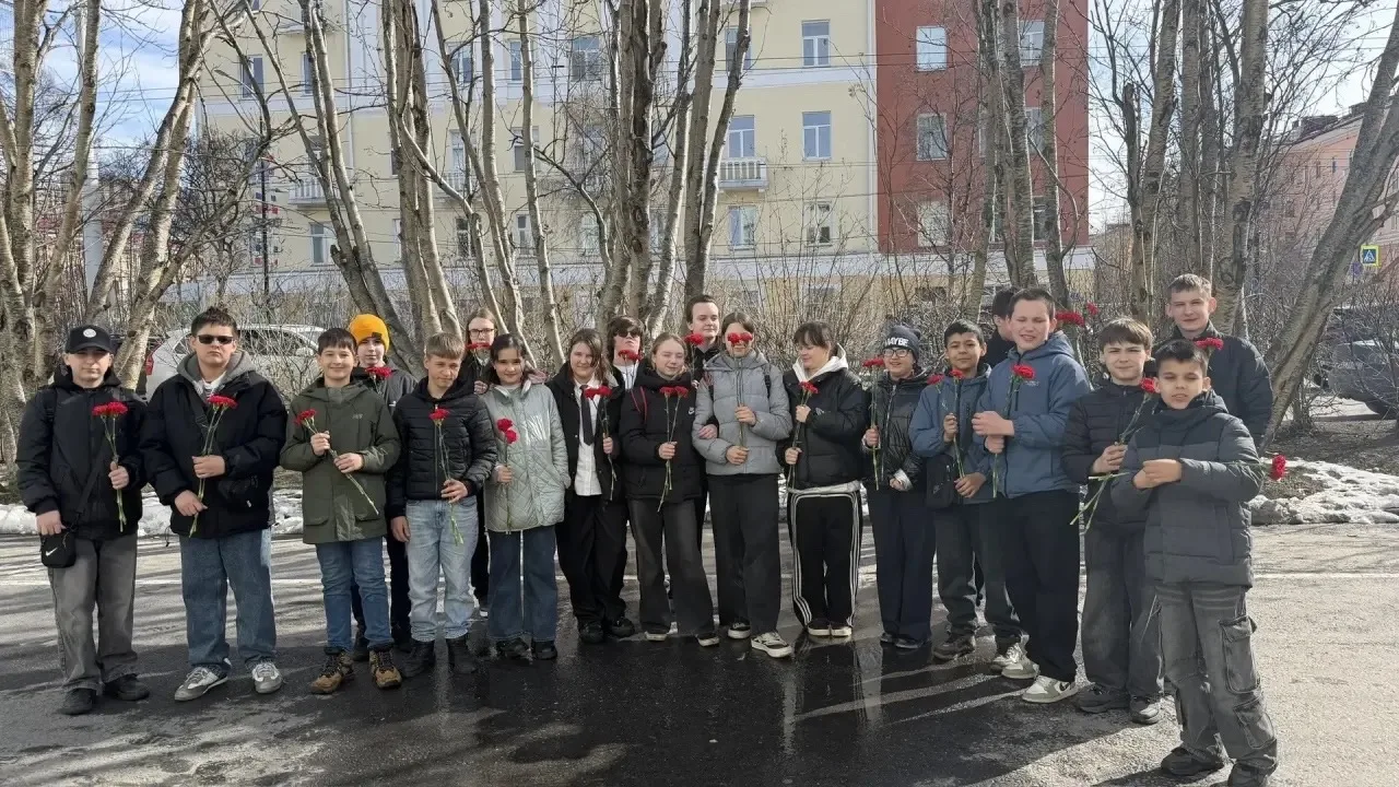 💐 В рамках Всероссийской акции «Цветы солдату» ученики 6 «В» класса вместе с классным руководителем 
