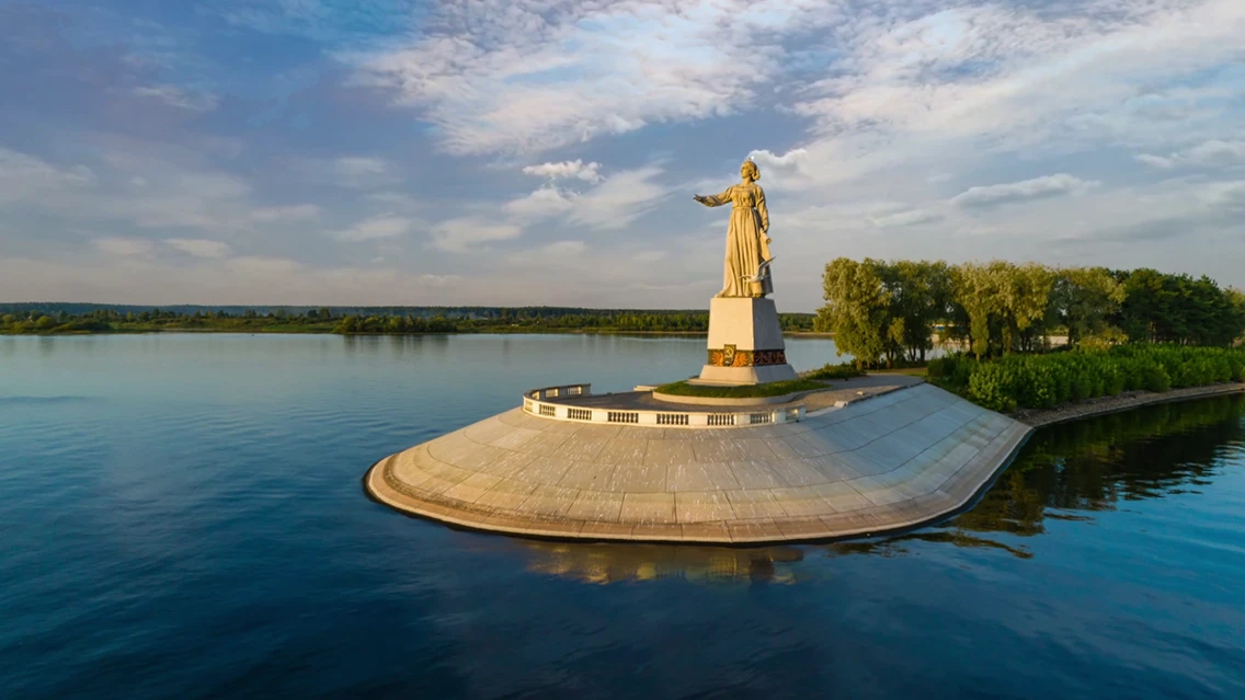 🏞️ Доброе утро, ярославцы!  Широко раскинулась Волга — великая река, без которой невозможно представ