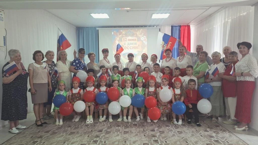 День России отметили в учреждениях соцобслуживания Крыма
 
🎉Сотрудники отделений «Активное долголет