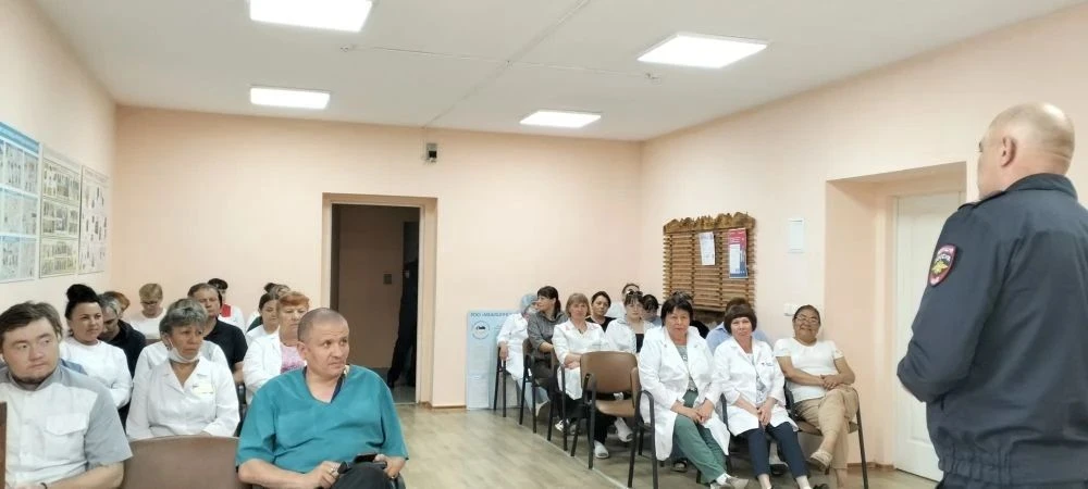 Как защититься от телефонных мошенников: важная встреча в ЦРБ 🛡️📞Сегодня сотрудники Бичурской ЦРБ 