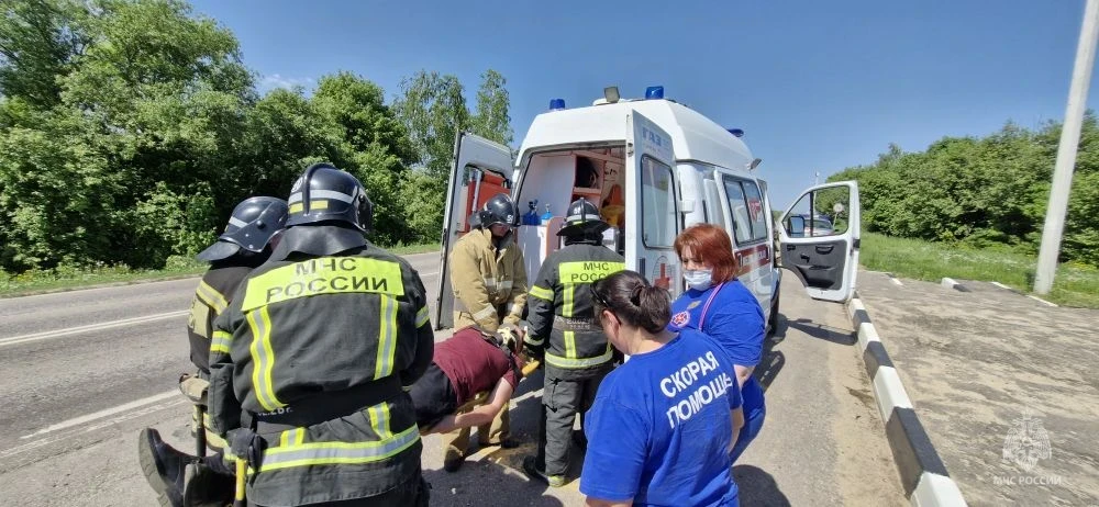 🚘Спасатели провели тренировку по ликвидации последствий ДТП в Куркинском районе  В целях повышения э