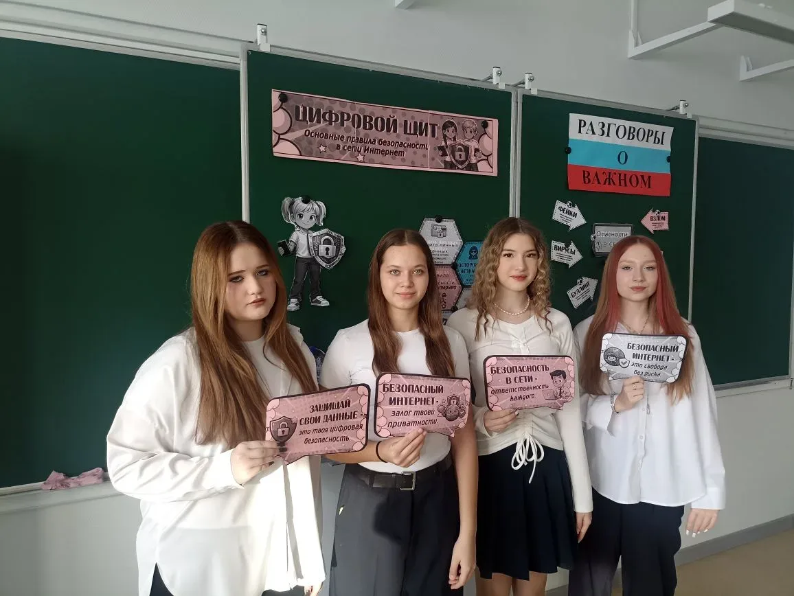 🌷 Мы начинаем новую учебную неделю. 📚 Традиционно собираемся на линейках параллелей классов, поднима