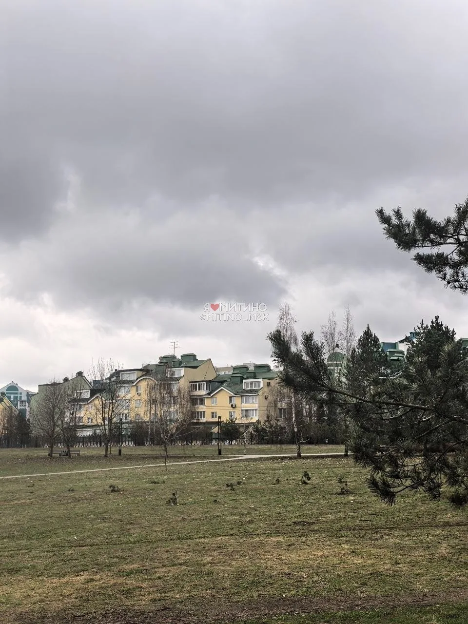 ⛈Над Митино тучи ходят хмуро  ☔️Сегодня в город возвращаются дожди и прохладная погода. Не забываем 