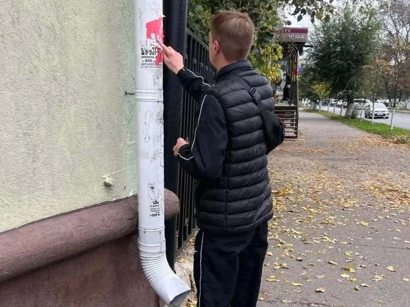Глава Пензы назвал неуважением к городу расклейку листовок школы танцев на фасадах здан...
