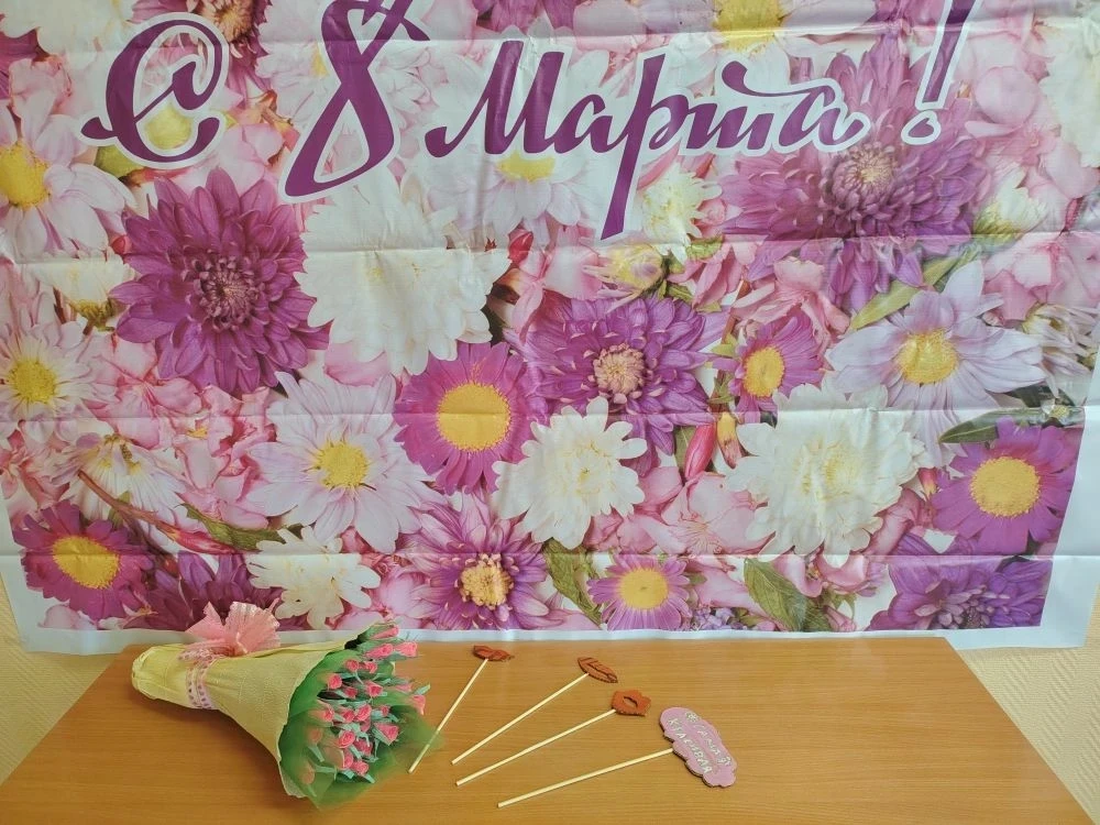 За окнами еще лежит снег, а в нашей школе уже настоящая весна! 🌷  Ученики 6 Г класса подарили нам ку