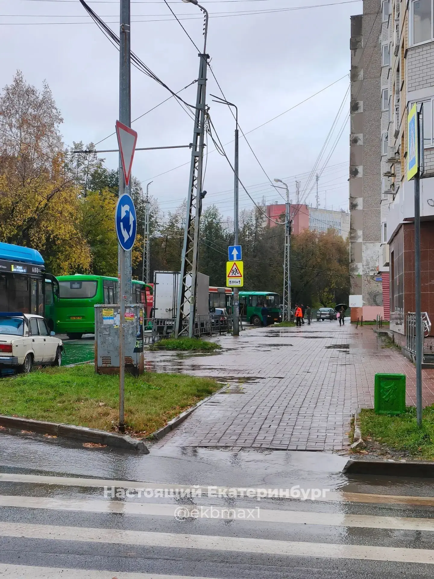 Авария на Инженерной у ЖК Альпы. Автобус перегородил дорогу