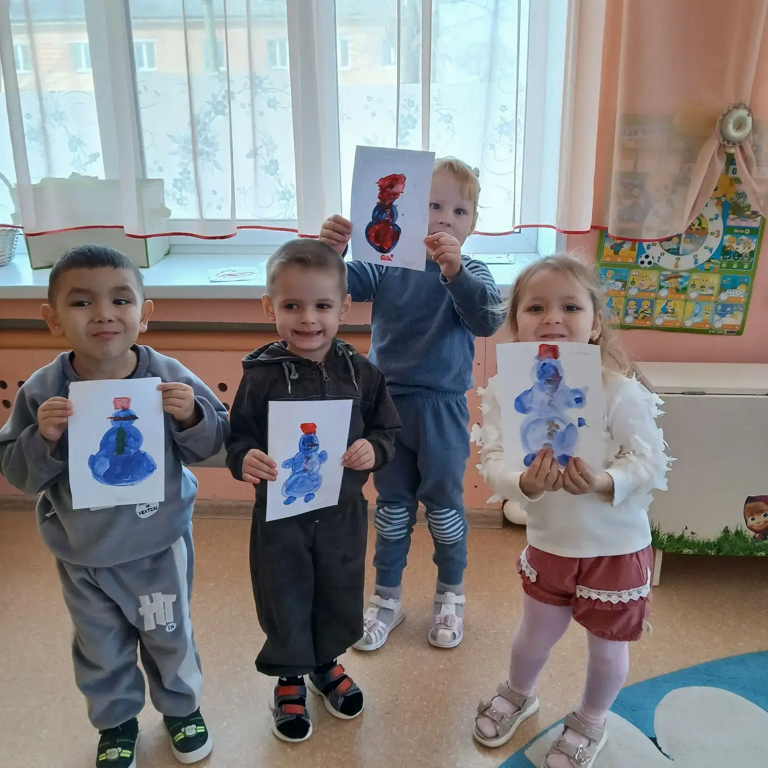 Проведено  занятие по рисованию, на котором ребята  рисовали веселых снеговичков.