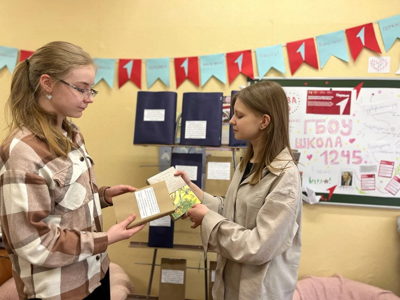 К Международному Дню книгодарения в нашей школе прошли акции "Дарите книги с любовью" и "Открывая кн