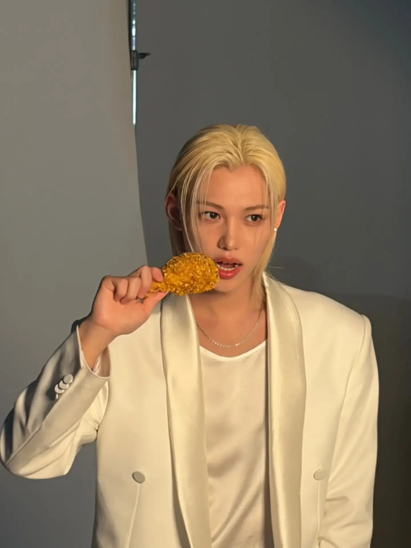 🐥Феликс тем временем:

"почувствуй хруст ㄱㄱ 💛🍗"

(фотосессия для компании bb.q)

Stray Kids