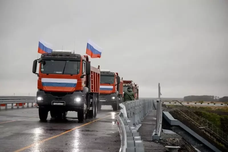 Открыли движение по путепроводу над железнодорожным переездом на трассе Екатеринбург – ...