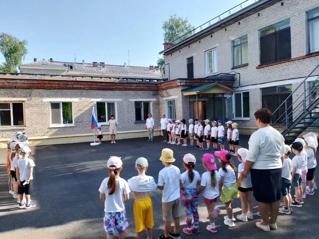 ❗️Каждое утро понедельника традиционно в нашем детском саду начинается с поднятия флага и исполнения