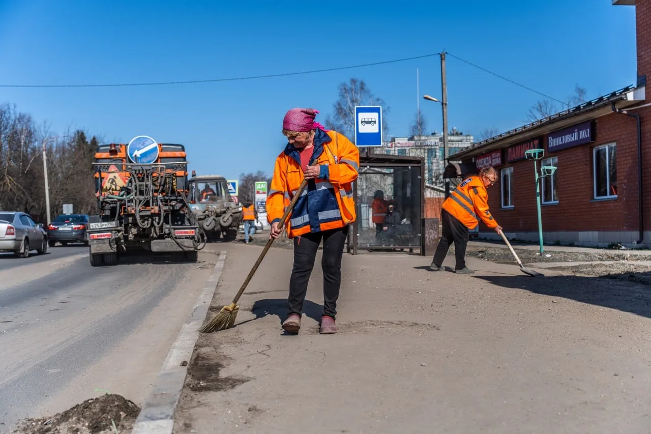Уже по традиции специалисты Мосавтодора приступили к генеральной уборке региональных дорог после зим