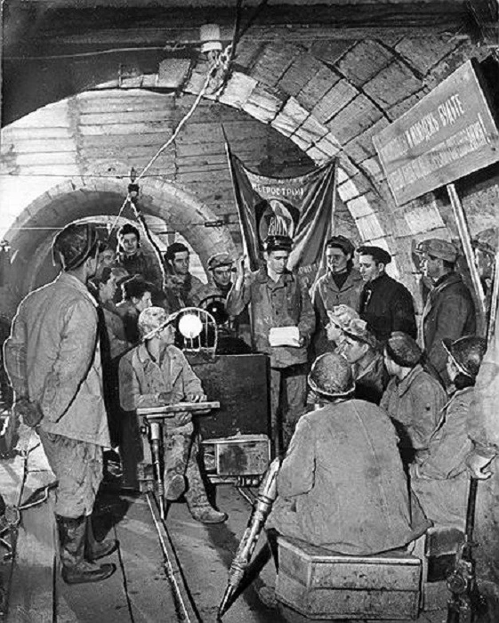 1950-е. Партийное собрание прямо под землей, среди оборудования и строительной пыли. Ме...