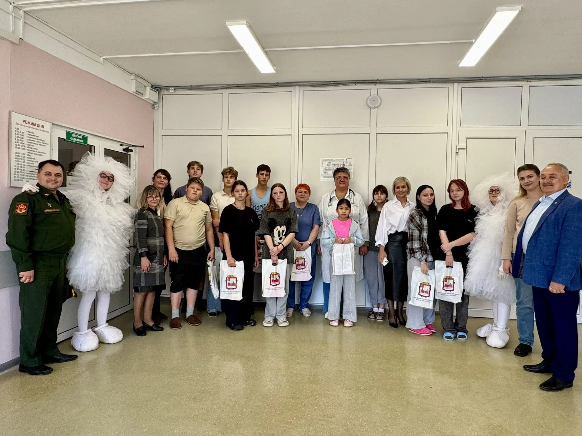 🎁 Когда ты маленький, больничные стены пугают, процедуры и уколы кажутся огромными исп...