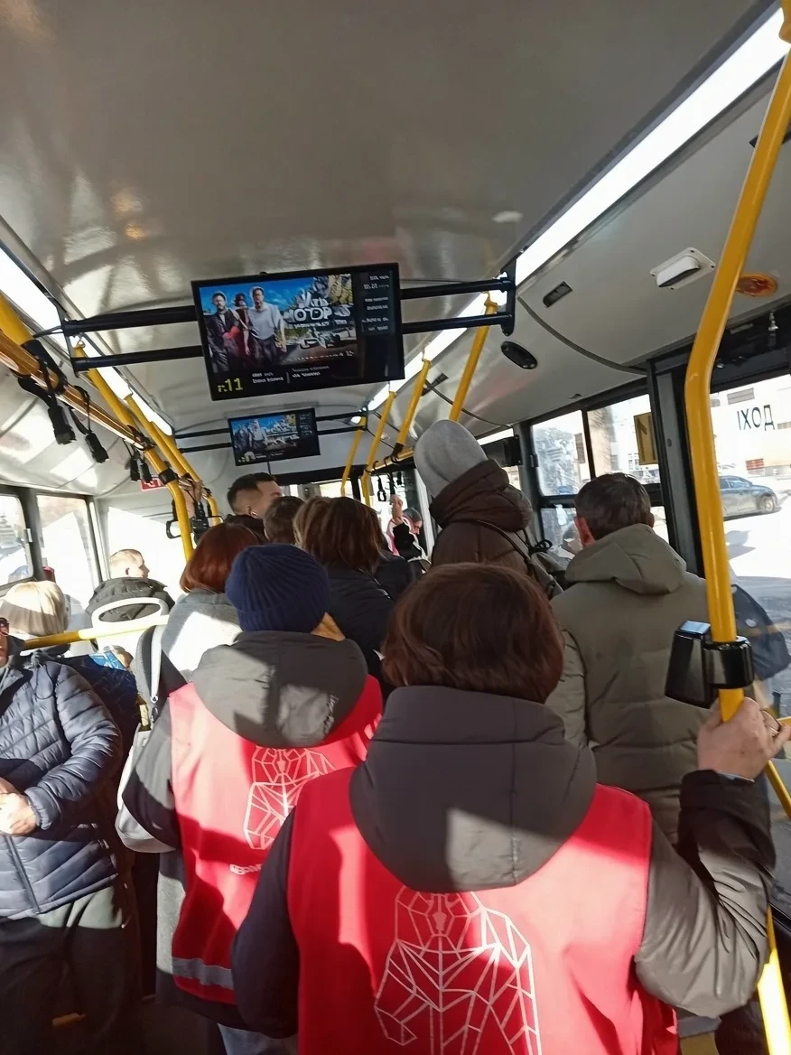 🚌 В Перми пассажиры автобуса №11 несколько остановок не могли выйти из салона из-за ко...