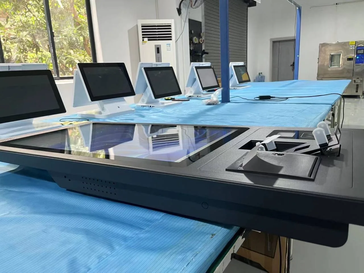 Терминал самообслуживания Vormatic 27" LCD Terminal настенный (Windows 11 PRO, PCAP Tou...