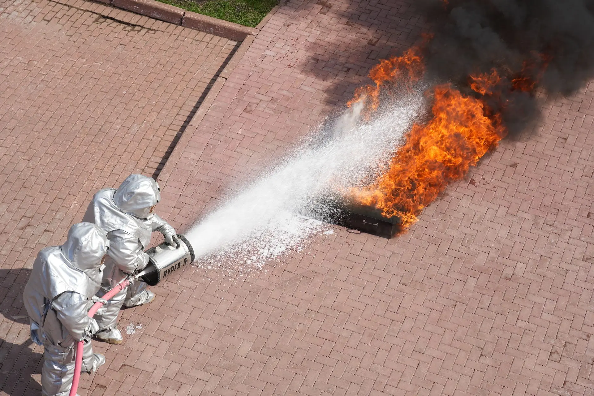 🚒 Красные машины, пенная атака и деблокировка - огнеборцы и спасатели устроили шоу для жителей Серги