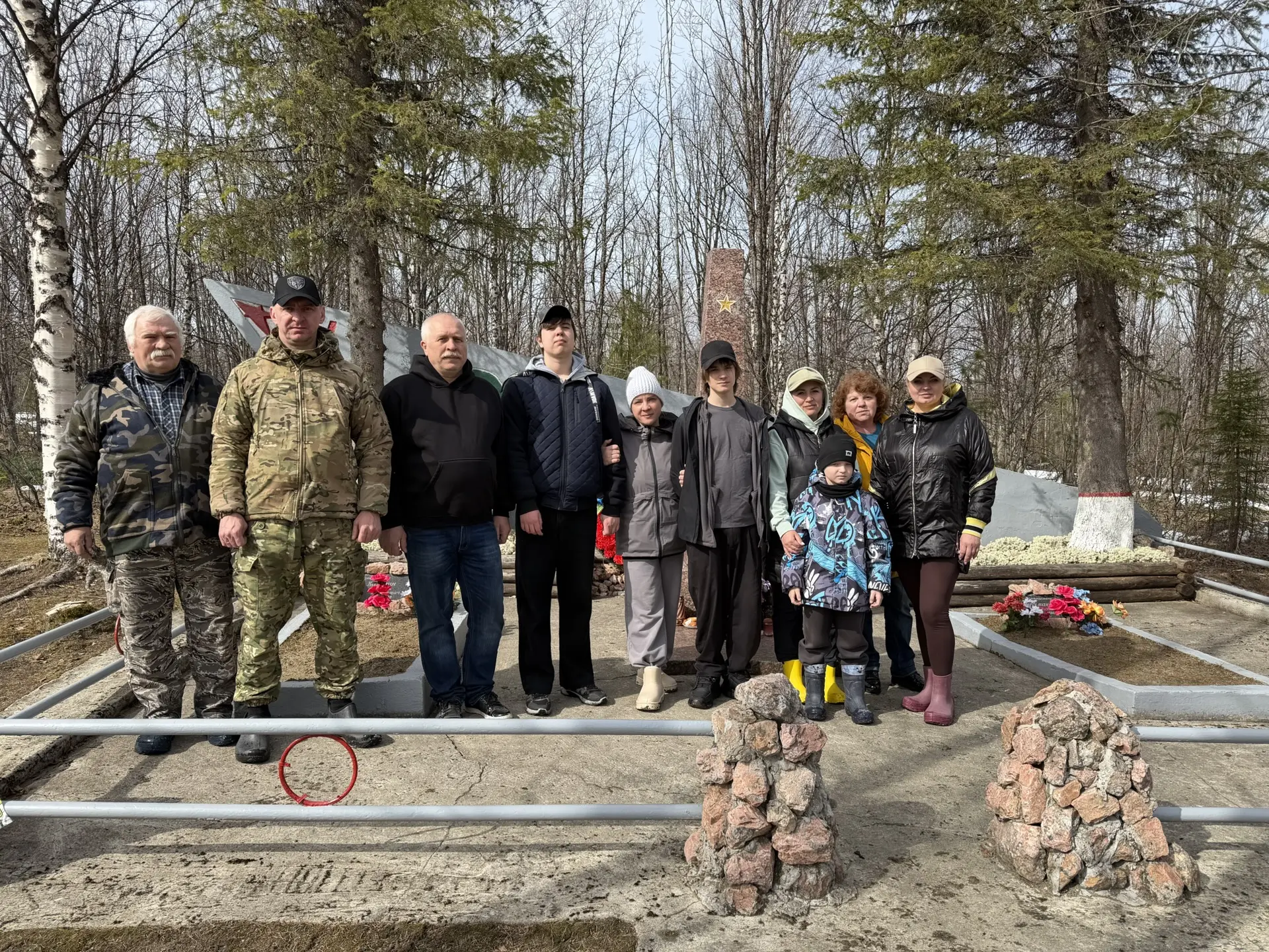 По доброй традиции сотрудники музея, волонтеры, ковдорчане отправились в поселок Слюда ...