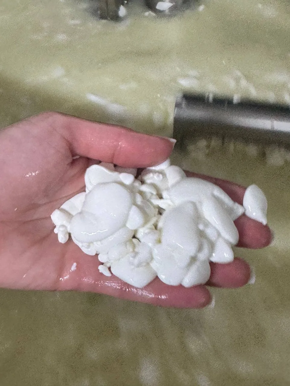 🤩 На этих фото и видео можно увидеть, как рождается новый молочный продукт!  Хотя, конечно, родился 