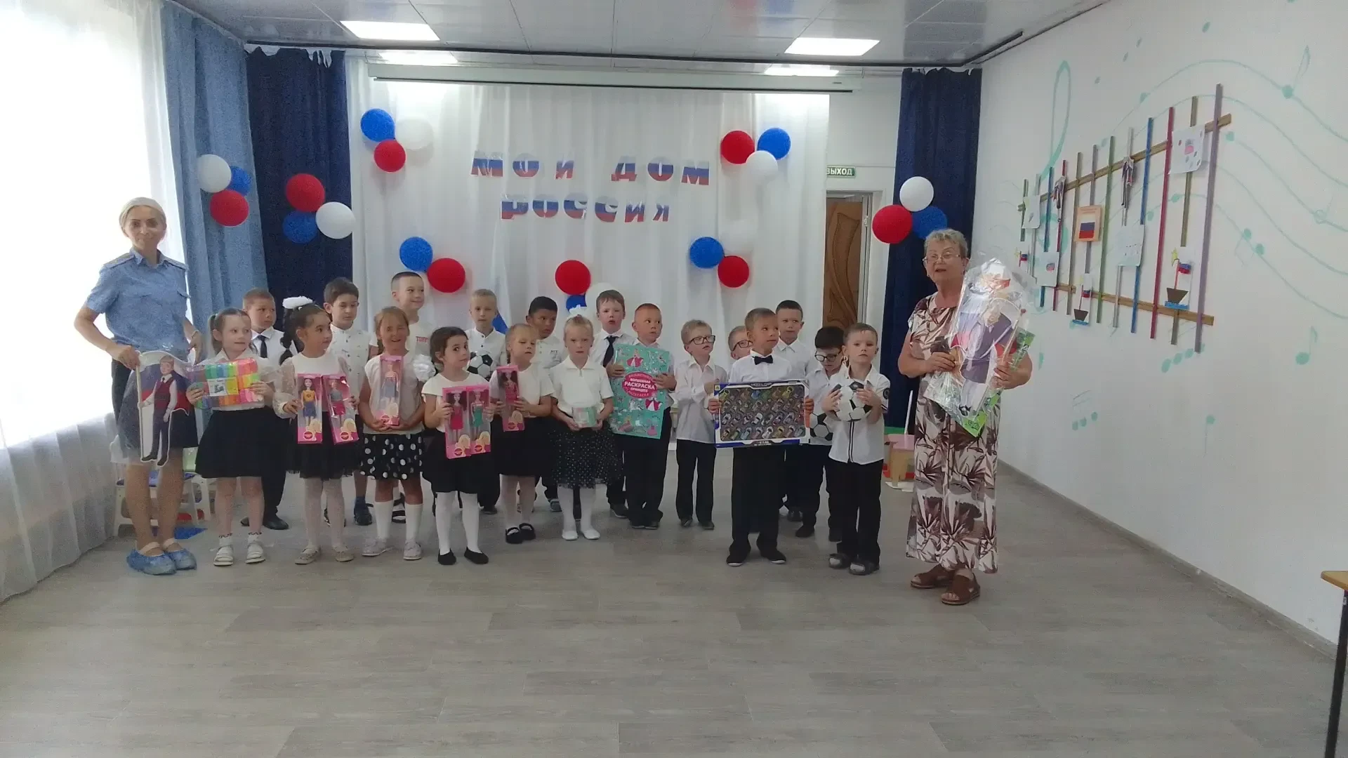 Дети подготовительной группы один, в детском саду отметили День Российского флага.🇷🇺�...