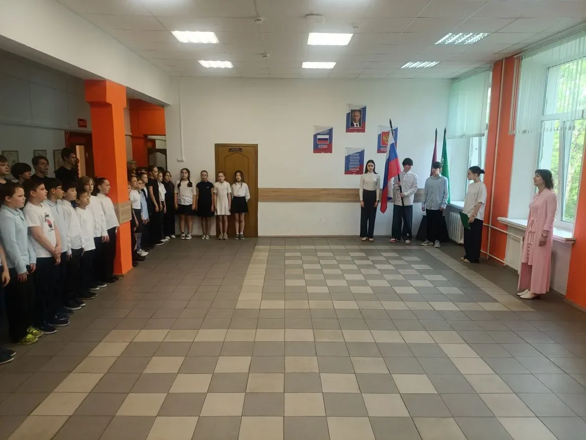 🏆 Утро, с которого хочется начать неделю!  🇷🇺 Сегодня понедельник в нашей школе начался по-настоящем