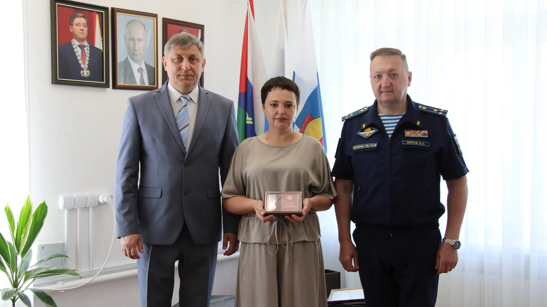 Глава Ишимского муниципального округа Сергей Ломовцев совместно с военным комиссаром го...