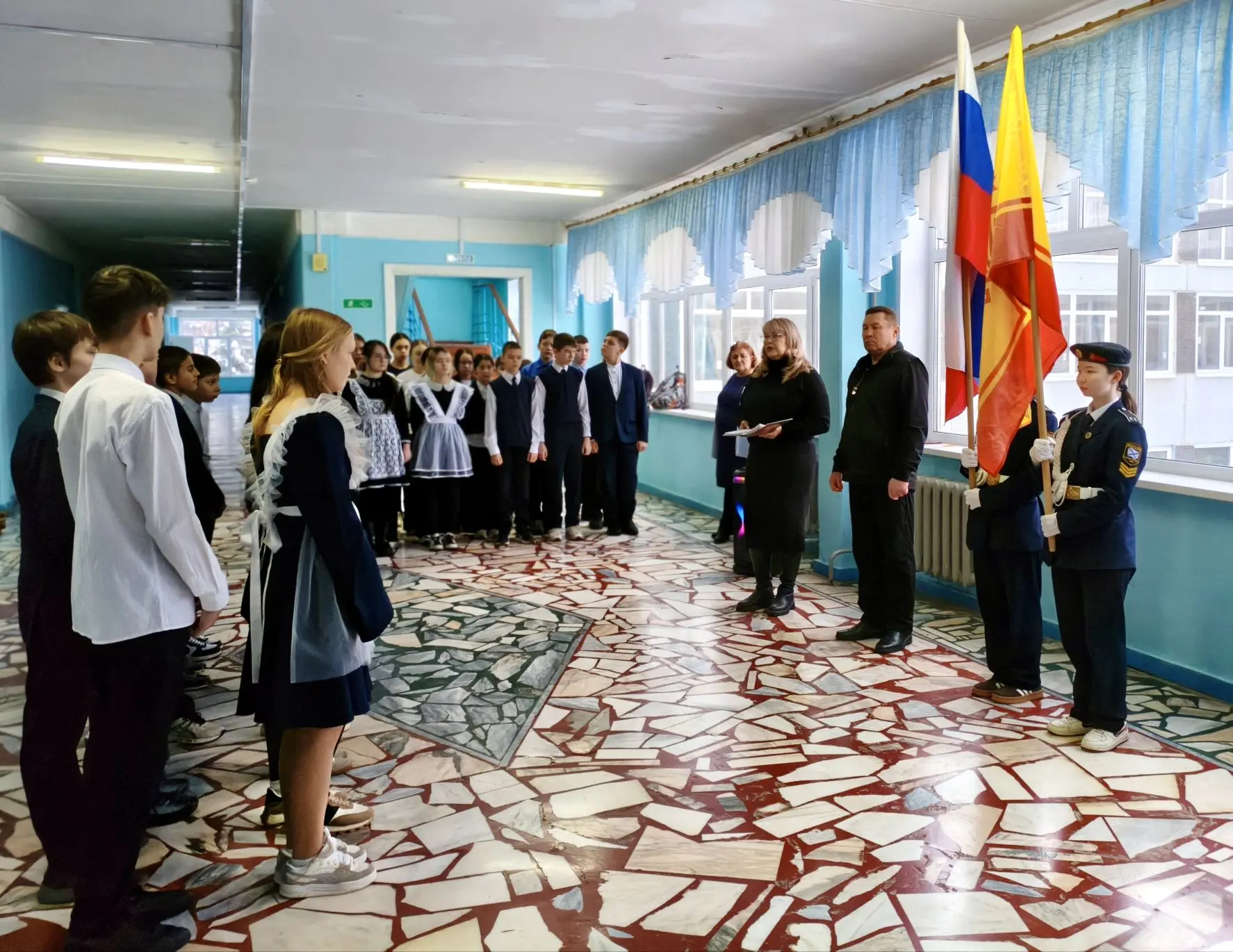 🇷🇺Утро понедельника в школе началось с торжественной линейки, церемонии выноса флага и исполнения ги