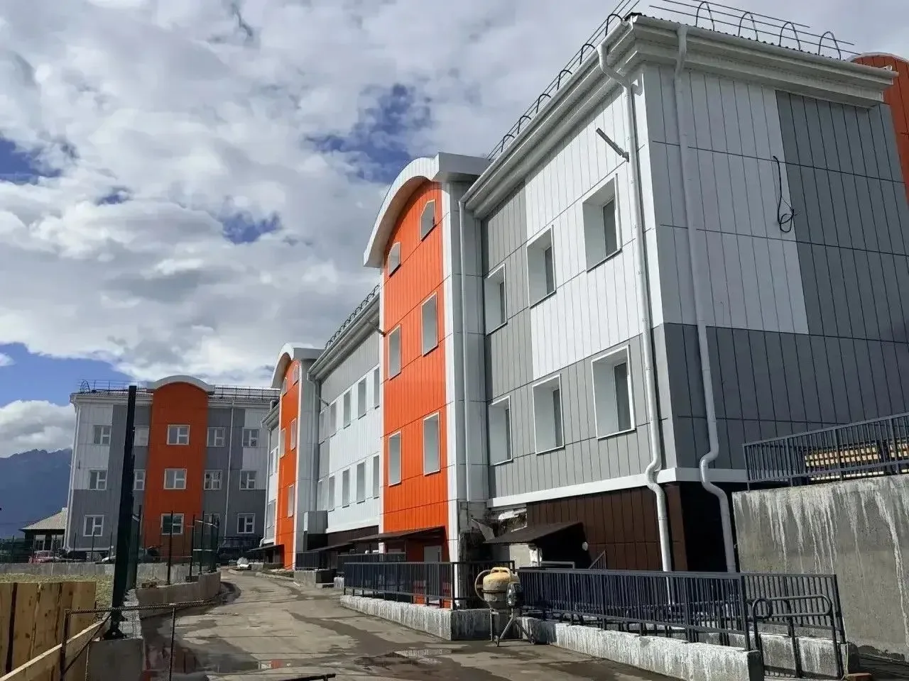 🏥 В Курумканском районе строительство новой поликлиники вышло на финишную прямую

В селе Курумкан з