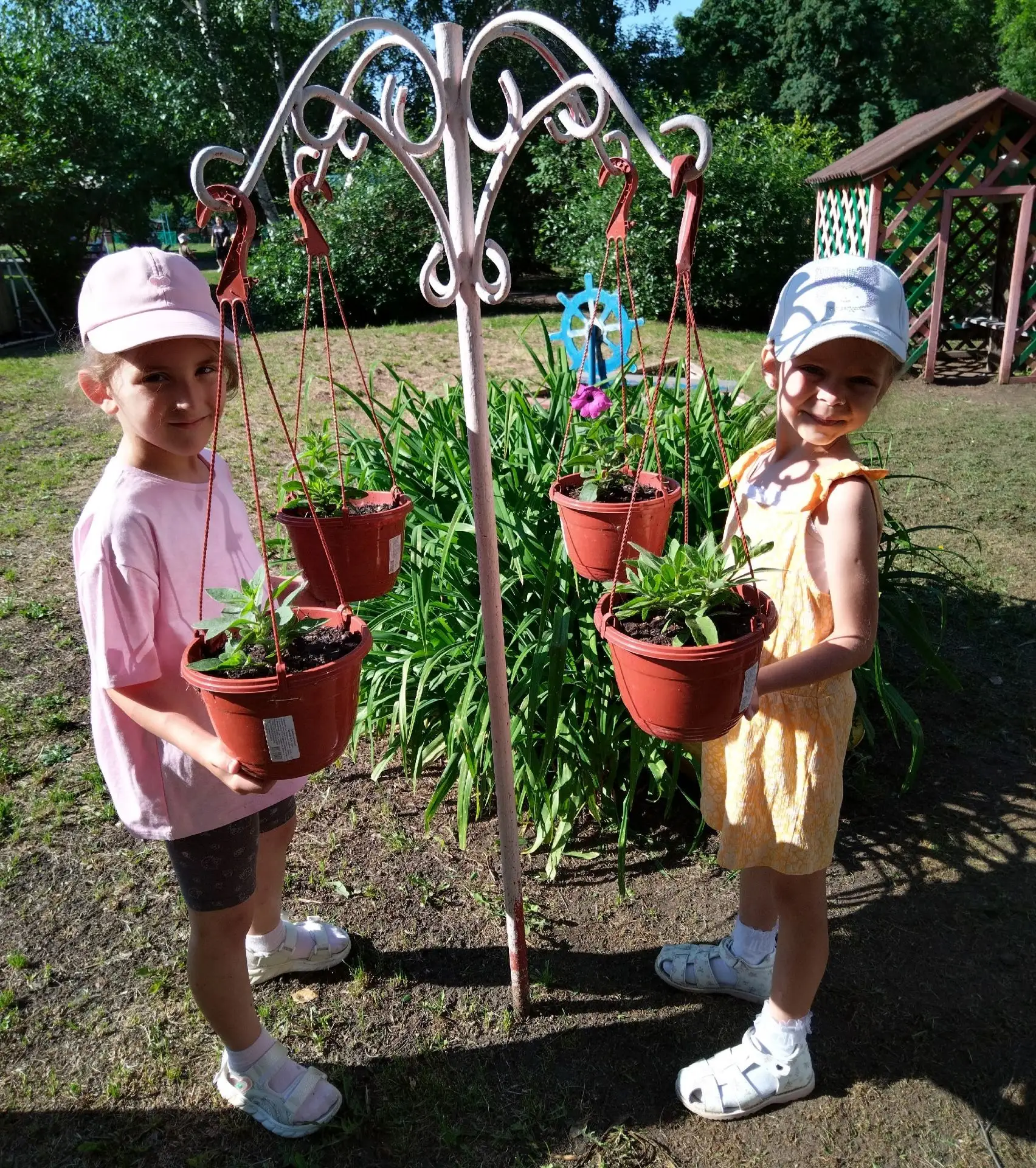 Ребята из группы 🌞 "Солнышко" активно и весело проводят жаркие деньки на свежем воздухе: отдыхают, 