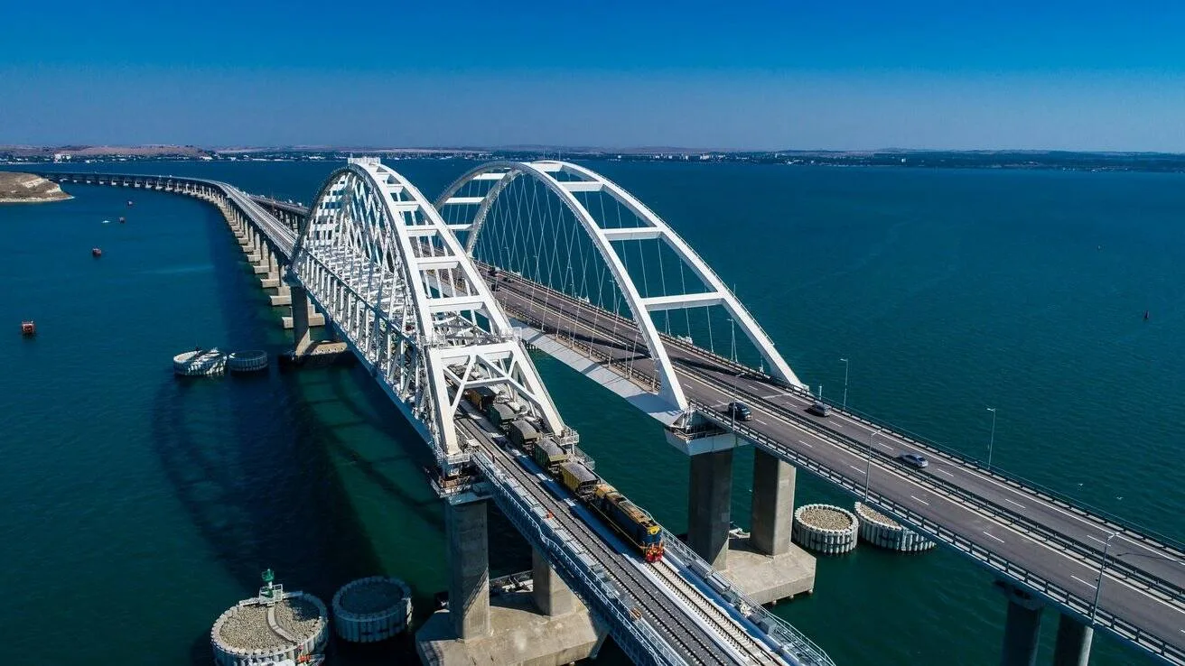 Автомобилистам напомнили правила проезда по Крымскому мосту