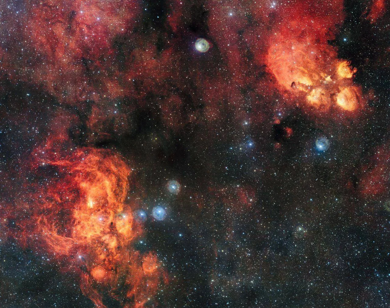 На снимке туманности Кошачья лапа (сверху справа) и Омар. 🌌